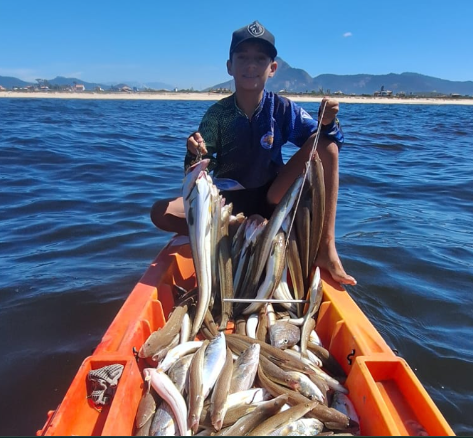Menino pescador no caiaque